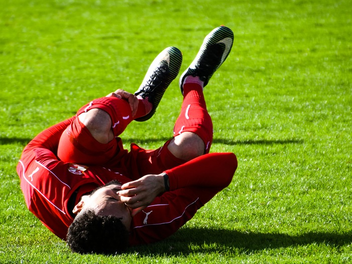 Proteja o joelho quando for jogar futebol