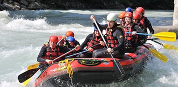 Pratique rafting para se exercitar e se divertir