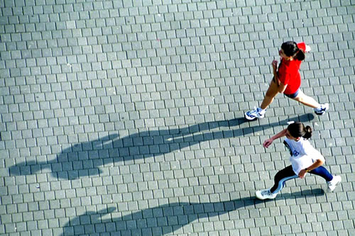 Exercitar-se em grupo combate a inibição e estimula o comprometimento com o exercício