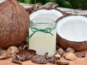 Tenho lido algumas matérias de revistas falando dos benefícios de se consumir chia e óleo de coco. Queria saber se é verdade? Já ouvi dizer que até ajuda a emagrecer.