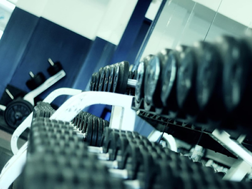 O que é melhor na musculação: mais peso ou mais repetição