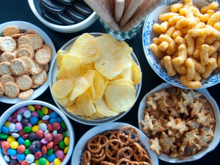 Alimentos hiperpalatáveis: entenda por que é tão difícil parar de comer alguns alimentos