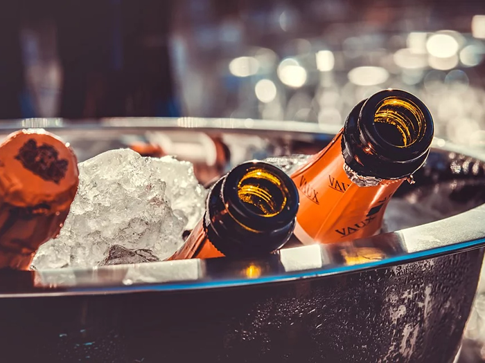 Porque desistir das bebidas alcóolicas pode transformar sua pele