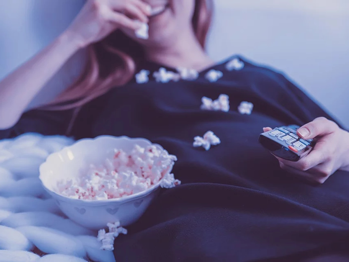 Cuidados na quarentena: assistir TV demais é um fator de risco para trombose. Exercite-se em casa